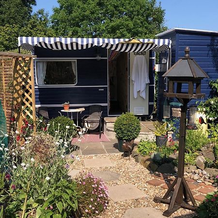 Down The Garden Path Vintage Caravan B&B , Dartmoor Ньютон Эбэт Экстерьер фото